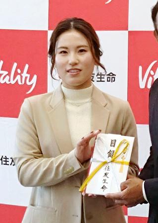 寄付金を贈呈する女子ゴルフの西村優菜＝１３日、東京都内