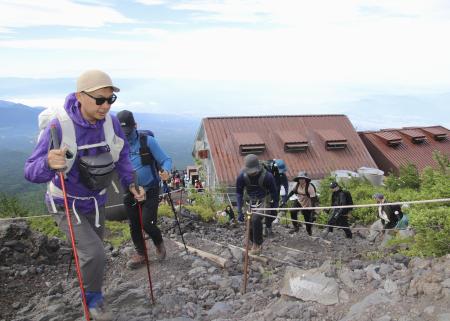 富士山の静岡県側登山道、富士宮ルートを登る登山客＝７月、静岡県富士宮市