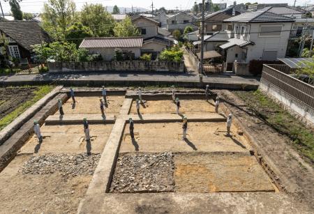 西大寺金堂院の西側回廊の発掘調査現場＝奈良市（奈良文化財研究所提供）