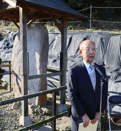 千々石ミゲルの墓石の前であいさつする浅田昌彦さん＝１４日午前、長崎県諫早市