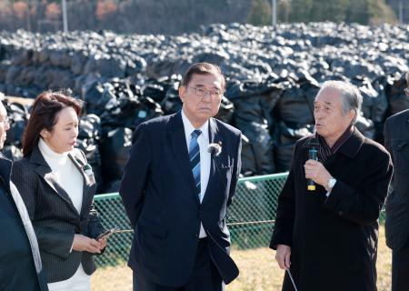 除去土壌仮置き場を視察する石破首相（中央）＝１４日午前、福島県双葉町