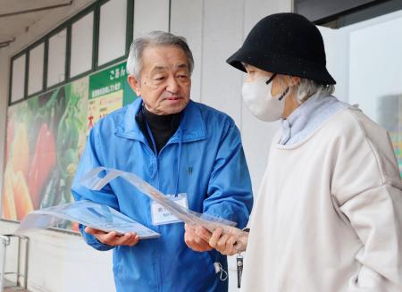 拉致被害者の早期救出を求め街頭活動する地村保志さん（左）＝１４日午前、福井県小浜市