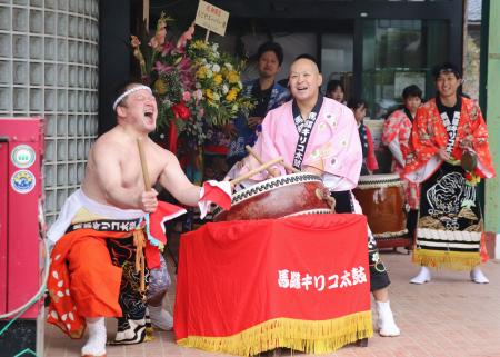 石川県輪島市町野町の「もとやスーパー」で披露された、被災を免れた太鼓の演奏＝１４日午前