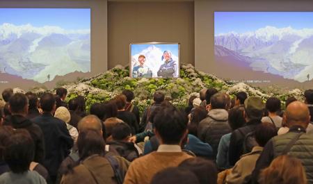 平出和也さんと中島健郎さんのお別れの会で、献花のために並ぶ人たち＝１４日午後、東京都新宿区