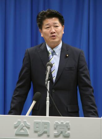 記者会見する公明党大阪府本部代表の石川博崇参院議員＝１４日午後、大阪市