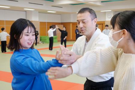 警察学校の教官（中央）から合気道の実習を受ける参加者＝１４日午前、東京都府中市