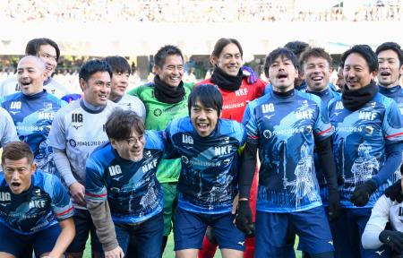 　引退試合で写真に納まる中村憲剛さん（中央）ら＝Ｕ等々力