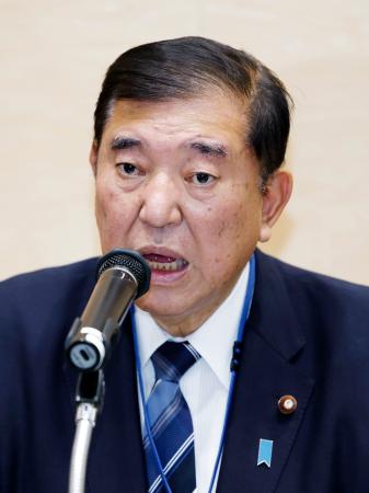 東京電力福島第１原発の視察を終え、記者団の質問に答える石破首相＝１４日午後、福島県大熊町