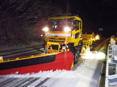 国交省が実施した石川県の高速道路「のと里山海道」の除雪作業＝１５日早朝（金沢河川国道事務所提供）