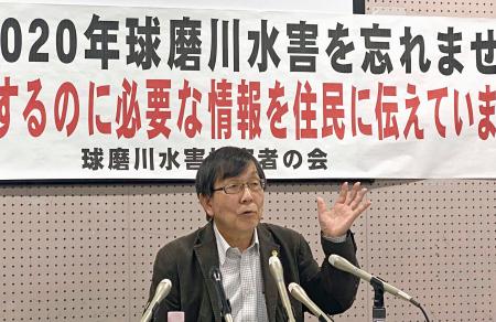 熊本地裁に提訴後、記者会見をする原告代理人の奥島直道弁護士＝１６日午前、熊本市