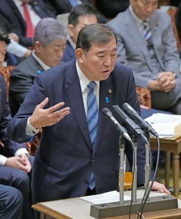 参院予算委で答弁する石破首相＝１６日午前