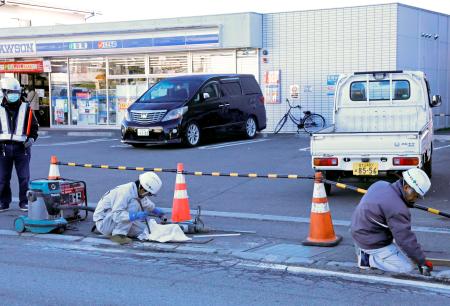 車道横断を防ぐ柵を新設する作業員ら＝１６日午後、山梨県富士河口湖町