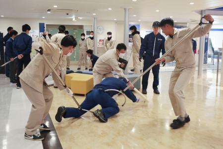 民間フェリーに不審者が侵入したとの想定で実施されたテロ対応訓練＝１６日、大阪港