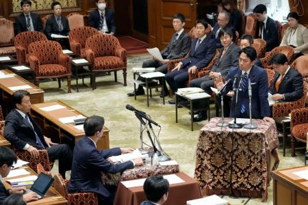 衆院政治改革特別委で答弁する自民党の小泉進次郎氏（右手前）＝１６日午後