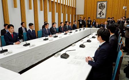 首相官邸で開かれた外国人材の確保・育成を目的とする新制度に関する関係閣僚会議＝１７日午前