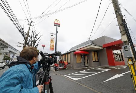 中学生２人が刺されて死傷する事件のあった店舗＝１６日午前、北九州市小倉南区