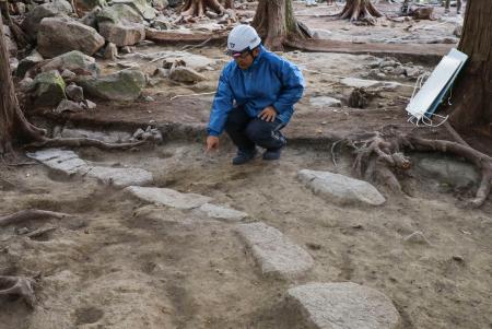 滋賀県の安土城跡で見つかった本丸取付台建物跡の石列＝１７日午後