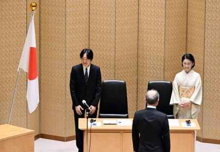 第４０回国際生物学賞授賞式に出席された秋篠宮ご夫妻＝１７日午前、東京・上野の日本学士院