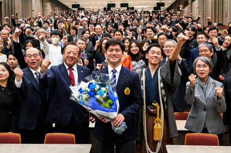 関大で開かれた壮行会で記念撮影に応じる、中日ドラフト１位の金丸（中央）＝１７日、大阪府吹田市