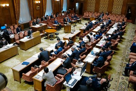 国会で開かれた参院政治改革特別委＝１８日午前