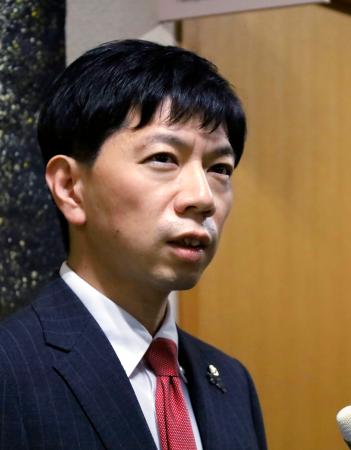 記者団の取材に応じる愛知県豊橋市の長坂尚登市長＝１８日午後、豊橋市役所