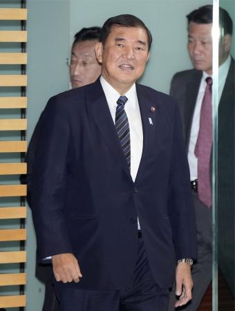 首相官邸に入る石破首相＝１９日午前