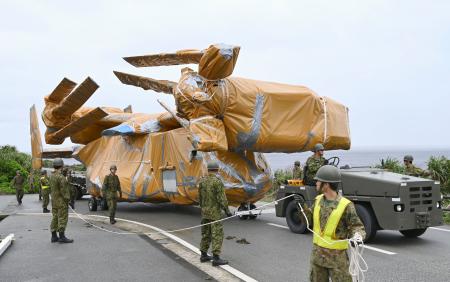 陸上自衛隊与那国駐屯地を出た輸送機Ｖ２２オスプレイ＝１９日午前、沖縄県与那国町