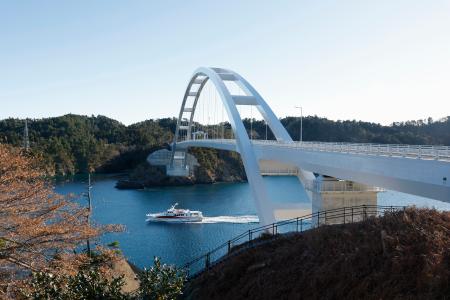 　宮城県女川町の離島・出島と本土を結ぶ「出島大橋」＝１９日午前