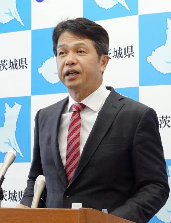 茨城県庁で記者会見する大井川和彦知事＝１９日午前