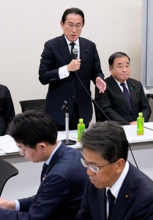 自民党の「アジア・ゼロエミッション共同体」議連設立総会で発言する岸田前首相（奥左）＝１９日午後、国会