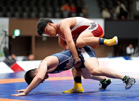 男子グレコローマン８２キロ級決勝　岡嶋勇也（下）を攻める吉田泰造＝代々木第二体育館