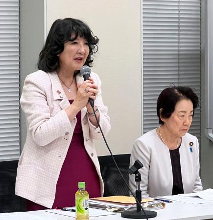 国会内で開かれた「全ての女性の安心・安全と女子スポーツの公平性等を守る議員連盟」の総会であいさつする共同代表の片山さつき氏（左）＝１９日午後