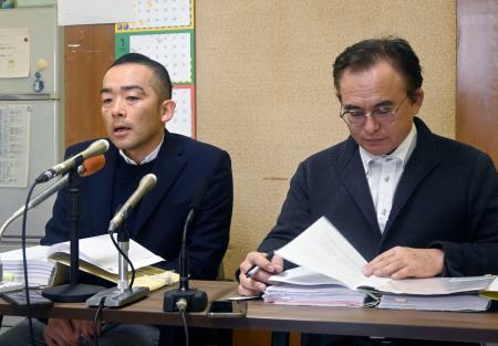 取材に応じる遺族の代理人弁護士＝２０日午前、鳥取県米子市