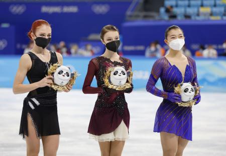 ２０２２年２月、北京冬季五輪フィギュアスケート女子でＲＯＣとして参加した金メダルのアンナ・シェルバコワ（中央）、銀メダルのアレクサンドラ・トルソワ（左）と銅メダルの坂本花織＝北京（共同）