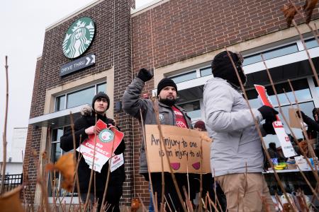 ２０日、スターバックスの店舗前で抗議する従業員＝米シカゴ（ＡＰ＝共同）