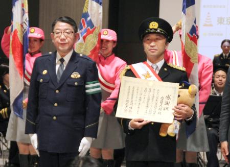 警視庁東京空港署の一日署長を務めた内藤大助さん。左は荒川明弘署長＝２１日午後、東京都大田区