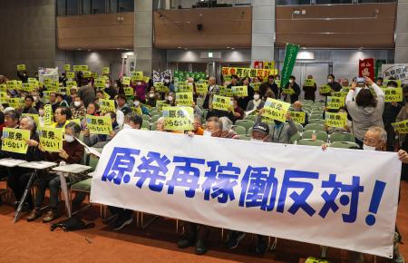 島根原発２号機の再稼働に反対し、声を上げる人たち＝２１日午後、松江市