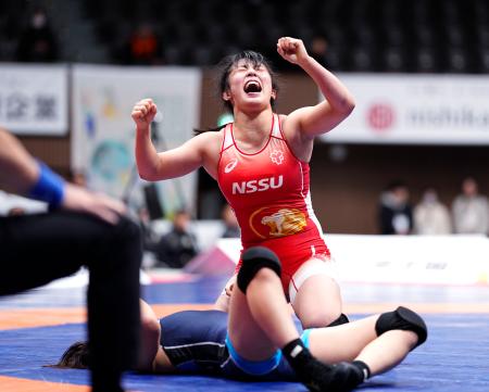 女子５９キロ級で永本聖奈（下）を破り、優勝した尾西桜＝代々木第二体育館