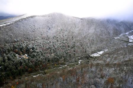 １１月、初冠雪が確認された中国地方の最高峰、鳥取県の大山（共同通信社ヘリから）