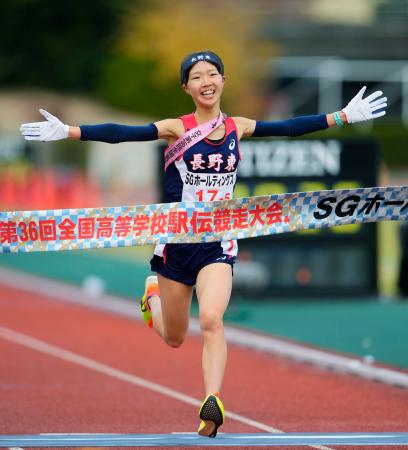 全国高校駅伝女子で２年ぶり２度目の優勝を果たした長野東のアンカー田畑陽菜＝たけびしスタジアム京都