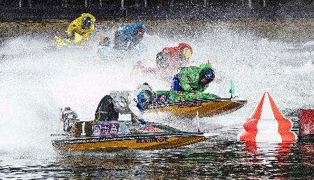 第３９回グランプリ優勝戦の１周目２マークを先頭で回る毒島誠（１）＝ボートレース住之江