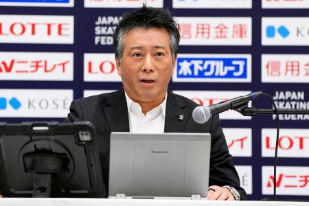 記者会見する日本スケート連盟の竹内洋輔フィギュア強化部長＝２２日、大阪府門真市