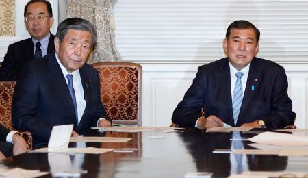 自民党の役員会に臨む石破首相（右）と森山幹事長＝２３日午後、国会