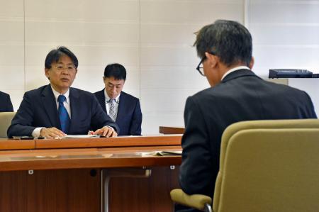 試験研究炉の新設を巡る状況を福井県の中村保博副知事（手前）に説明する文科省の清浦隆大臣官房審議官＝２４日午前、県庁