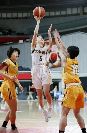 京都精華学園―聖カタリナ学園　第１クオーター、シュートを放つ京都精華学園・橋本＝東京体育館