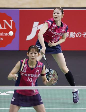 女子ダブルス１回戦　プレーする志田千陽（奥）、松山奈未組＝武蔵野の森総合スポーツプラザ