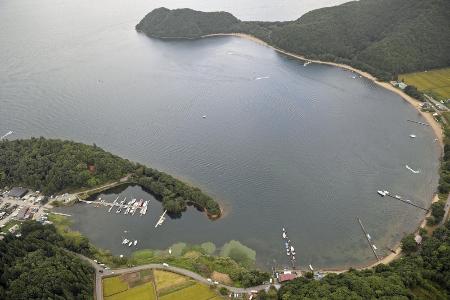 　プレジャーボートに接触した３人が死傷した猪苗代湖の中田浜＝２０２０年９月６日、福島県会津若松市（共同通信社ヘリから）