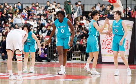 　大阪薫英女学院を破り、決勝進出を決めた慶誠の選手＝東京体育館