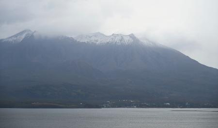 初冠雪を観測した桜島＝２８日午前、鹿児島市