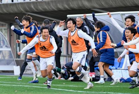 新潟医療福祉大に競り勝ち初優勝を果たし、喜び駆け出す東洋大の選手たち＝栃木県グリーンスタジアム